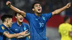 Perhelatan Piala AFF 2022 selesai tanpa top skor tunggal. Teerasil Dangda dan Nguyen Tien Linh harus puas berbagi gelar sepatu emas ajang sepak bola dua tahunan paling bergengsi di Asia Tenggara tersebut. (AFP/Lillian Suwanrumpha)