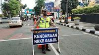 Dinas Perhubungan (Dishub) Kota Bandung bersama Satuan Lalu Lintas Polrestabes Bandung mulai mengujicobakan pengaturan kendaraan dengan sistem ganjil genap pada hari ini, Jumat (13/8/2021). (Liputan6.com/Huyogo Simbolon)