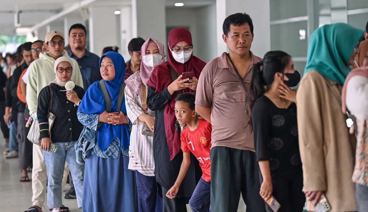 Bank Indonesia membuka layanan penukaran uang di Istora Gelora Bung Karno Jakarta. (Adek BERRY/AFP)