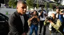 Penyerang Paris Saint-Germain, Kylian Mbappe tiba untuk menjalani sidang banding di markas federasi sepakbola Prancis (FFF), Paris, Kamis (20/9). Mbappe mendapatkan kartu merah pertama dalam karirnya saat menghadapi Nimes. (AFP/Lionel BONAVENTURE)