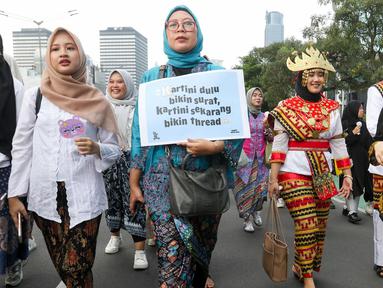 Puluhan perempuan memakai pakaian adat nusantara saat Hari Bebas Kendaraan Bermotor (HBKB) atau Car Free Day (CFD) di kawasan Bundaran Hotel Indonesia, Jakarta, Minggu (20/4/2025). (Liputan6.com/Herman Zakharia)