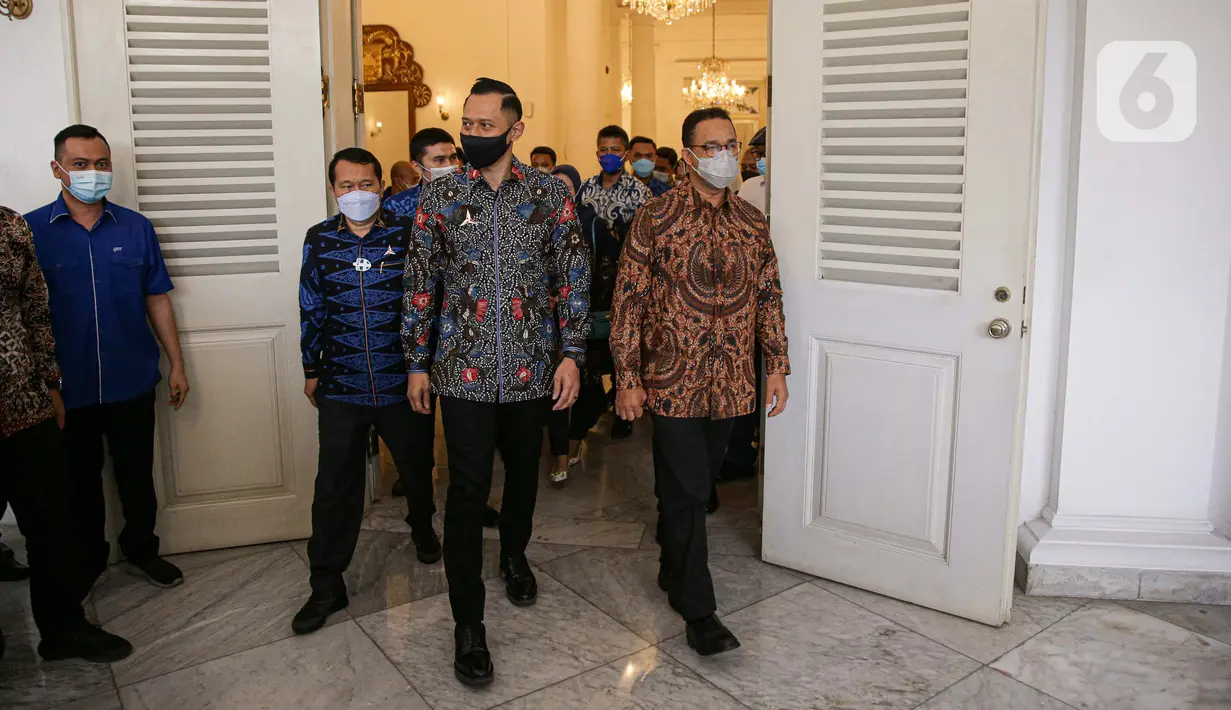 Gubernur DKI Jakarta Anies Baswedan (kanan) saat menerima kunjungan Ketua Umum Partai Demokrat Agus Harimurti Yudhoyono atau AHY (kedua kanan) di Balai Kota DKI Jakarta, Kamis (6/5/2021). Kunjungan AHY untuk silaturahmi dan membicarakan Jakarta. (Liputan6.com/Faizal Fanani)