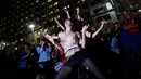 Sejumlah seniman wanita nekat bertelanjang dada saat menggelar demonstrasi di pusat kota Rio de Janeiro, Brasil, Rabu (1/6). Aksi dilakukan sebagai bentuk protes mereka terhadap maraknya kasus pemerkosaan dan kekerasan seksual. (REUTERS/Ricardo Moraes)