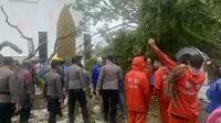 Pohon tumbang di Kompleks Makam Syekh Burhanuddin Padang Pariaman, Rabu (29/9/2021).