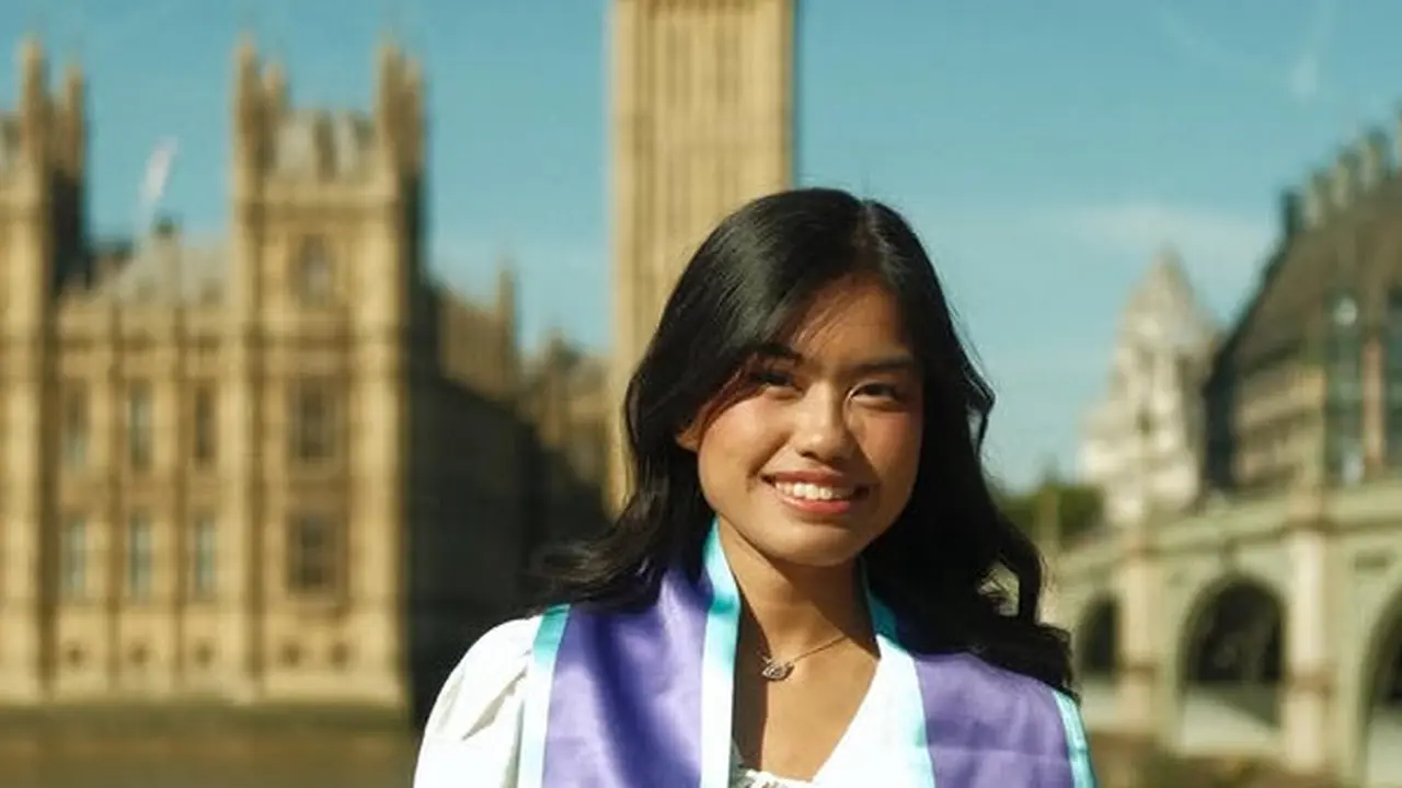 Namira Adjani Putri Alya Rohali Tampil Simple Kenakan Mini Dress saat Wisuda