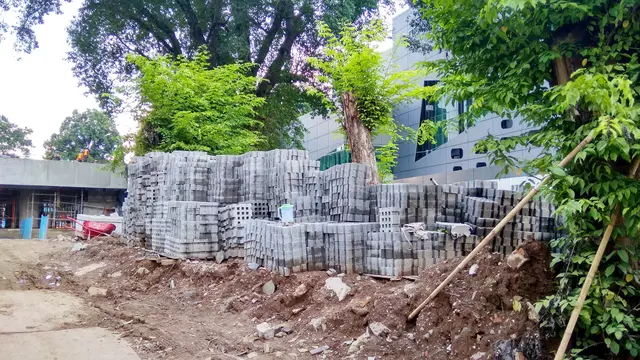 Bahan bangunan bertumpukan di area TIM