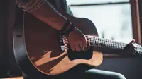 Ilustrasi cara bermain gitar