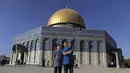 Muhamad Younis (kanan) berfoto selfie dengan saudaranya saat berkunjung ke kubah Ash-Shakhrah di area Masjid Al-Aqsa, Yerusalem, 29 Juni 2015. (REUTERS/Ammar Awad)