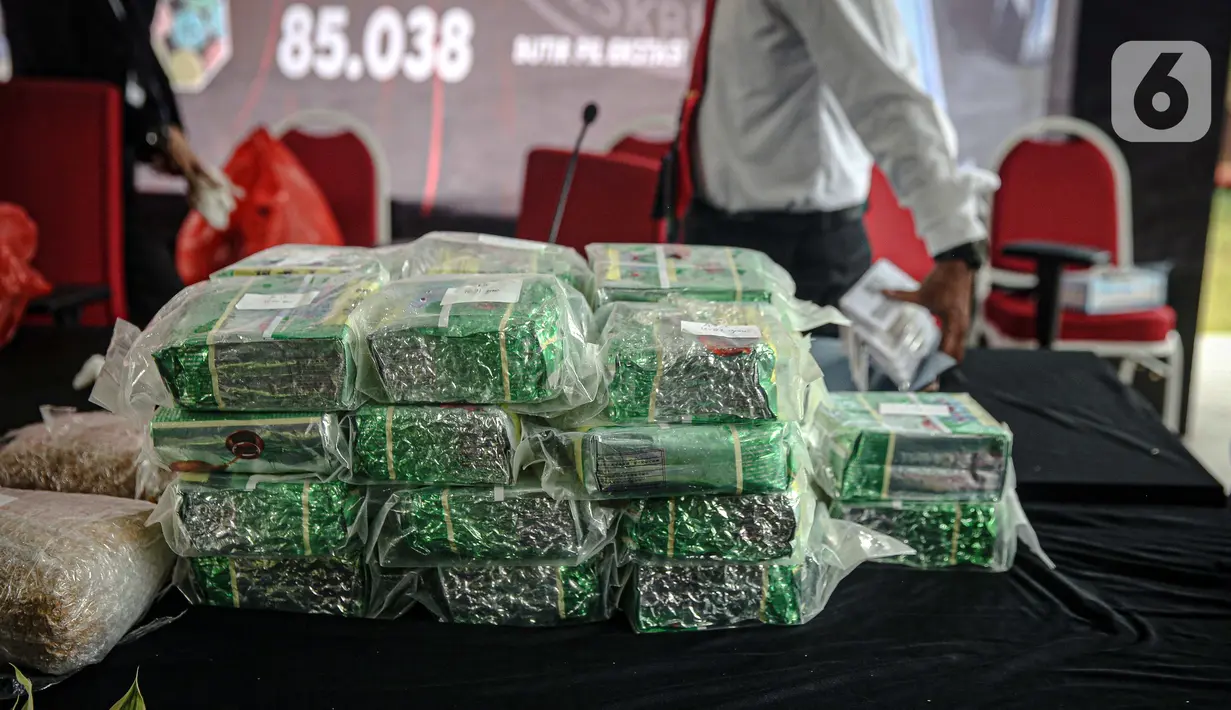 Barang bukti terkait upaya penyelundupan narkoba jaringan Malaysia dihadirkan saat rilis di Gedung Bareskrim Mabes Polri, Jakarta, Selasa (30/3/2021). Total barang bukti yang disita ada 42 kilogram lebih narkotika jenis sabu dan 83 ribu butir pil ekstasi. (Liputan6.com/Faizal Fanani)