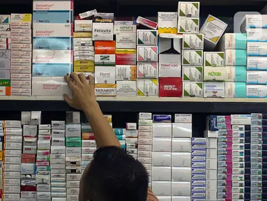 Pedagang menunjukkan beberapa produk obat-obatan yang dijual di Pasar Pramuka, Jakarta, Selasa (9/7/2024). (Liputan6.com/Herman Zakharia)
