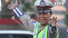Demi mencari penghasilan tambahan dan mendapatkan kedamaian, dua polisi ini kembali ke alam dan menyelamatkan lingkungan.