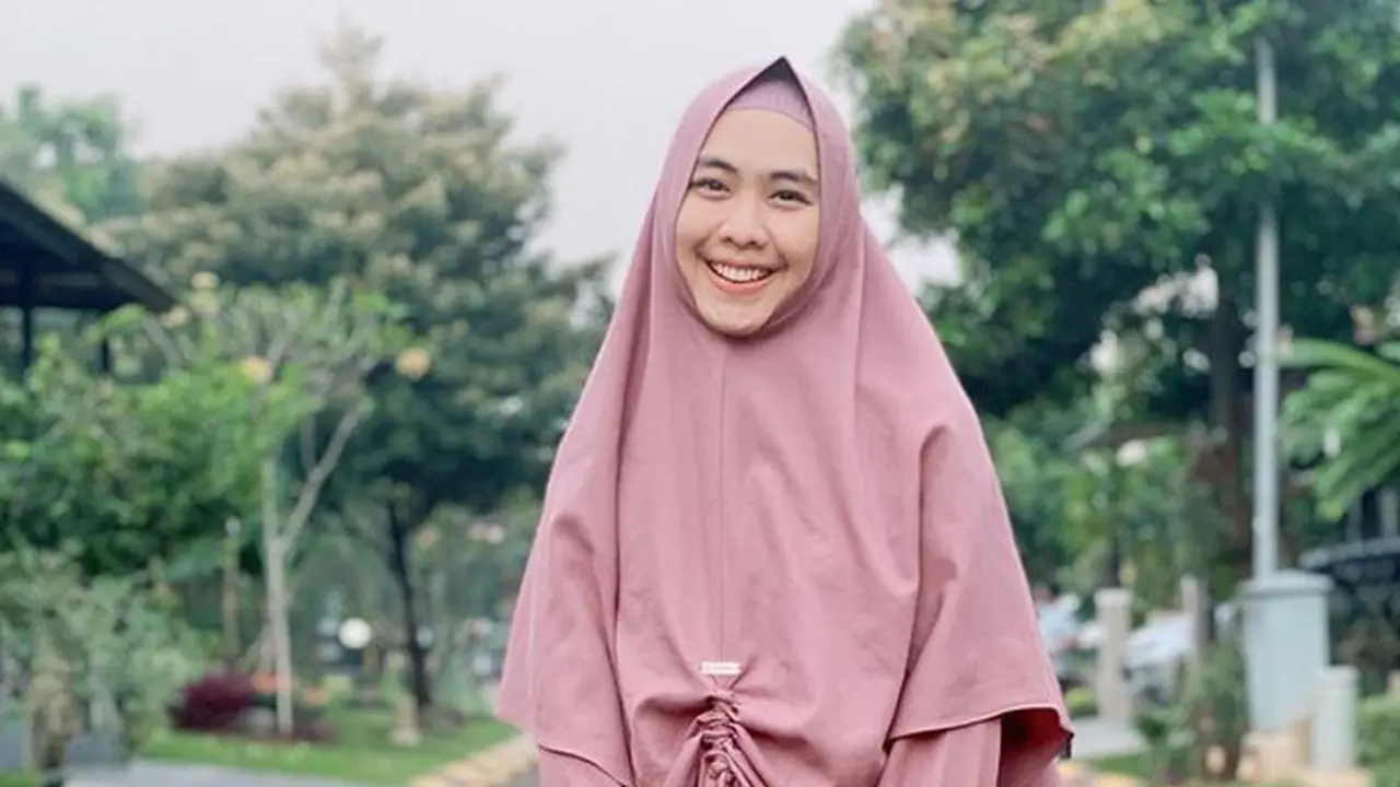 Hamil Anak Ke-4, Ini 6 Potret Oki Setiana Dewi Pamer Baby Bump