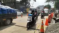 Jalan ambles di Jalan Daan Mogot, Kota Tangerang, arah menuju Jakarta Barat, sudah bisa dilalui kendaran sejak Kamis (16/1/2020) siang. (Liputan6.com/Pramita Tristiawati)