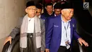 Bakal calon wakil presiden Ma'ruf Amin (kiri) didampingi sejumlah petinggi Partai Nasdem saat menghadiri Pekan Orientasi Caleg DPR RI Partai Nasdem, Jakarta, Sabtu (2/9). Acara ini digelar sejak tanggal 1 hingga 3 September 2018. (Liputan6.com/JohanTallo)