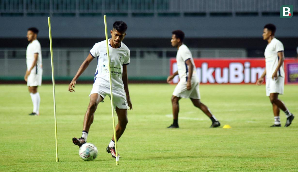 Sebelum laga bergulir, Tim Mutiara Hitam memilih tempat latihan di Batu, Malang yang dinilai cocok dengan kondisi pemain dan juga lokasinya yang berada di pulau Jawa mempermudah akses mereka bila BRI Liga 1 dimulai. (Foto: Bola.com/Nandang Permana)