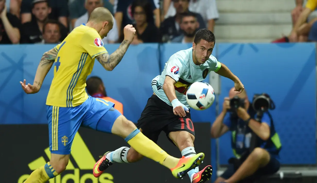 Eden Hazard melepaskan 91% umpan akurat, menciptakan lima peluang, dan satu assist saat Belgia menang atas Swedia 1-0, (22/6/2016). (AFP/Bulent Kilic)