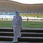 Petugas medis berjalan di Stadion Patriot Chandrabhaga, Bekasi, Jawa Barat, Rabu (9/9/2020). Pemerintah Kota Bekasi menyiapkan ruang isolasi tambahan dengan fasilitas oksigen dan 55 tempat tidur untuk pasien Covid-19 di Stadion Patriot Chandrabhaga. (Liputan6.com/Herman Zakharia)