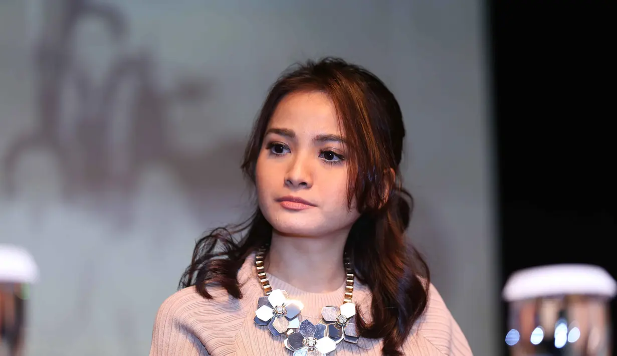 Kemampuan akting Acha Septriasa kembali diuji. Kali ini ia bermain dalam film Kartini yang tengah proses syuting. Tantangan mengesankan memerankan orang Jawa. Selain bertanya dengan orang Jawa, ia memanggil guru untuk belajar. (Nurwahyunan/Bintang.com)