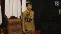 Presiden Joko Widodo dengan baju adat suku Sasak NTB menghadiri Sidang Bersama DPD-DPR di Kompleks Parlemen, Senayan, Jakarta, Jumat (16/8/2019). Setelah sidang tahunan MPR 2019 berakhir, agenda berlanjut ke sidang bersama DPD-DPR. (Liputan6.com/Johan Tallo)