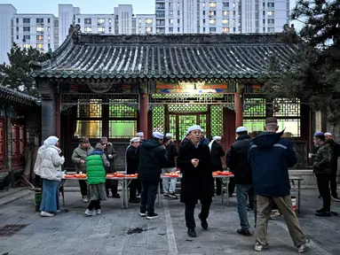 Warga Muslim etnis Hui Tiongkok, berbuka puasa di sebuah masjid selama minggu terakhir bulan suci Ramadan di Beijing pada 17 Maret 2026. Ramadan merupakan momen penting bagi Etnis Hui, kelompok Muslim terbesar di Tiongkok. (Adek BERRY/AFP)