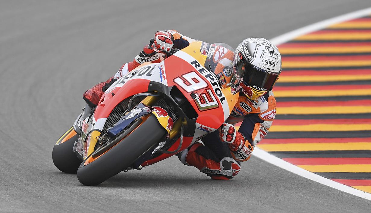Pebalap MotoGP, Marc Marquez dari Repsol Honda Team melaju pada lintasan, Marc berhasil meraih posisi start terdepan pada sesi kualifikasi di Sirkuit Sachsenring, Hohenstein-Ernstthal, Jerman, 2/7/2017). (Hendrik Schmidt/dpa via AP)
