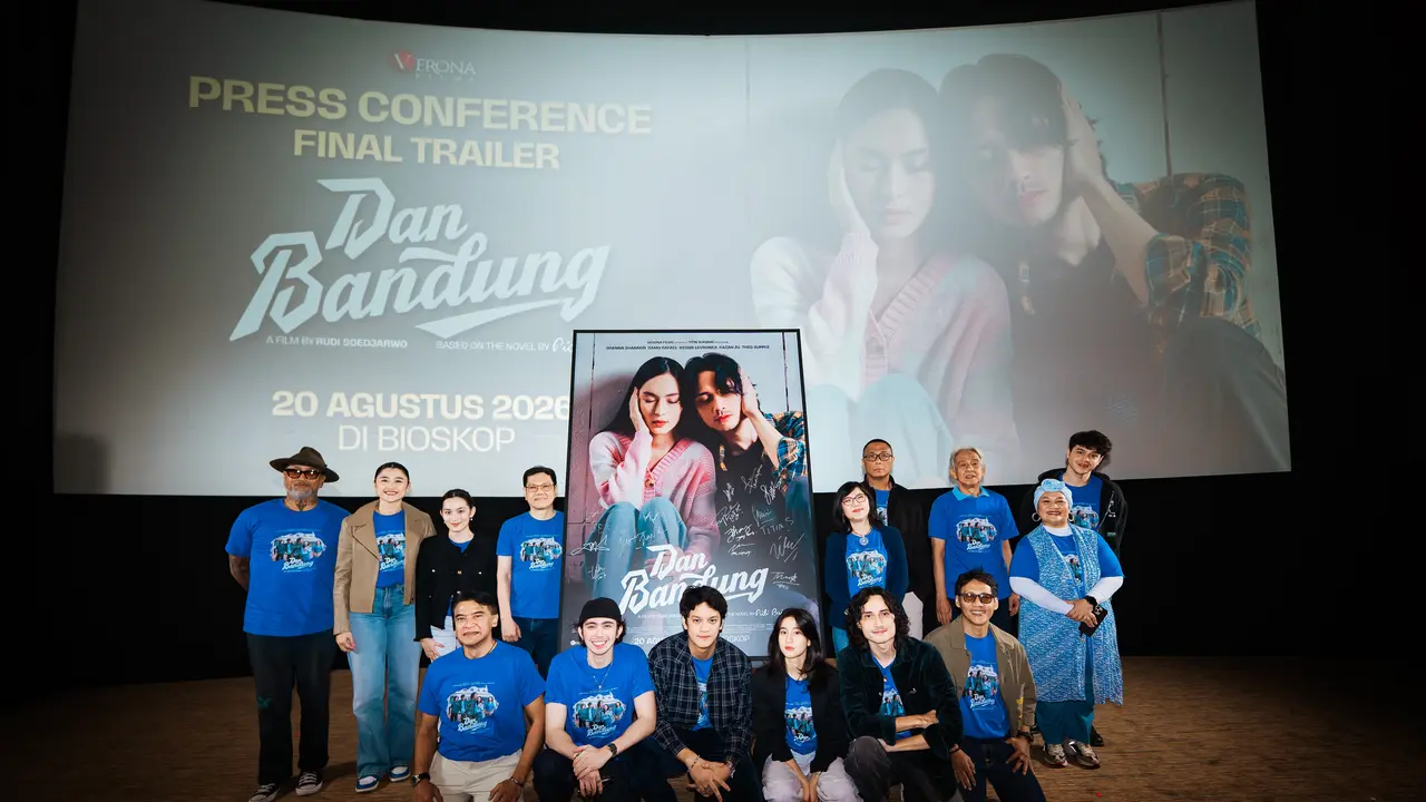 Para jajaran filmmaker dan pemain film Dan Bandung dalam konferensi pers di Jakarta, Rabu (29/7/2026). (dok Verona Films)
