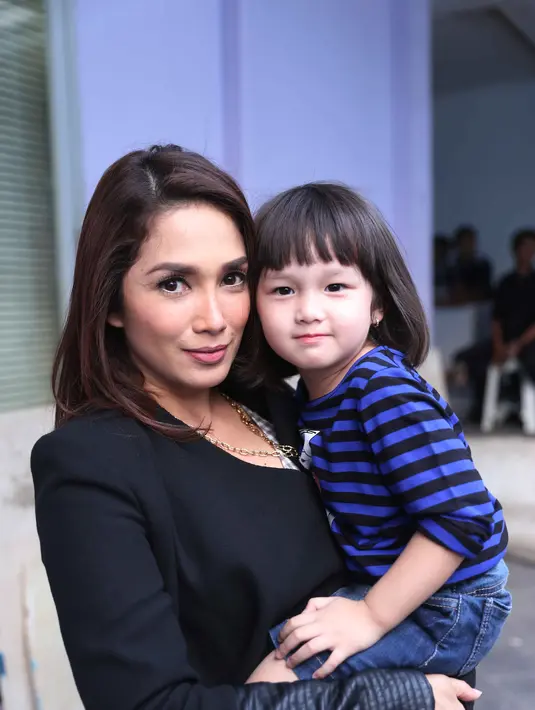 Ditemui di kawasan Mampang, Jakarta Selatan, Selasa (3/11/2015) bersama Elea, Ussy berharap masyarakat lebih hati-hati atas bermacam tindak penipuan berbentuk apapun dari orang tak bertanggung jawab di media sosial. (Nurwahyunan/Bintang.com)