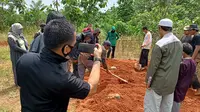 Proses pemakaman jenazah dua terduga teroris Makassar (Liputan6.com/Fauzan)