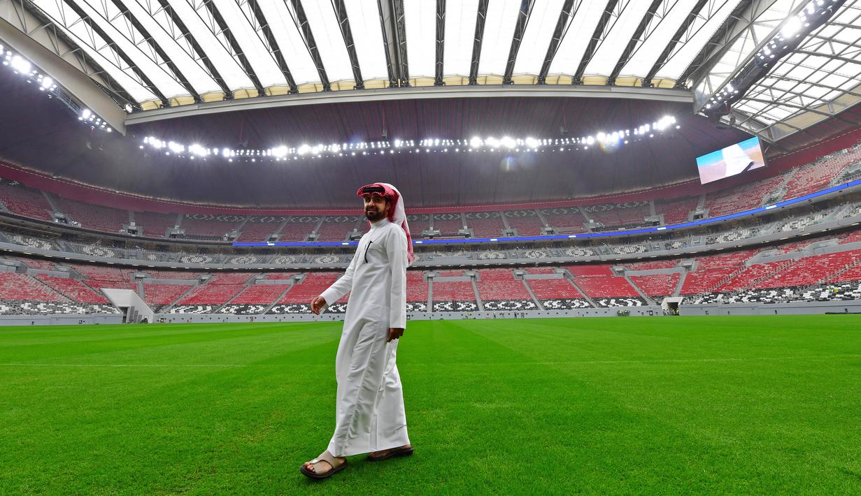 <p>Stadion Al Bayt adalah veneu terbesar kedua yang akan digunakan pada Piala Dunia 2022. Al Bayt memiliki sistem atap yang bisa ditarik dan membuat Al Bayt menjadi satu-satunya stadion indoor di Piala Dunia 2022 yang dilengkapi dengan sistem pendingin internal. (AFP/Giuseppe Cacace)</p>