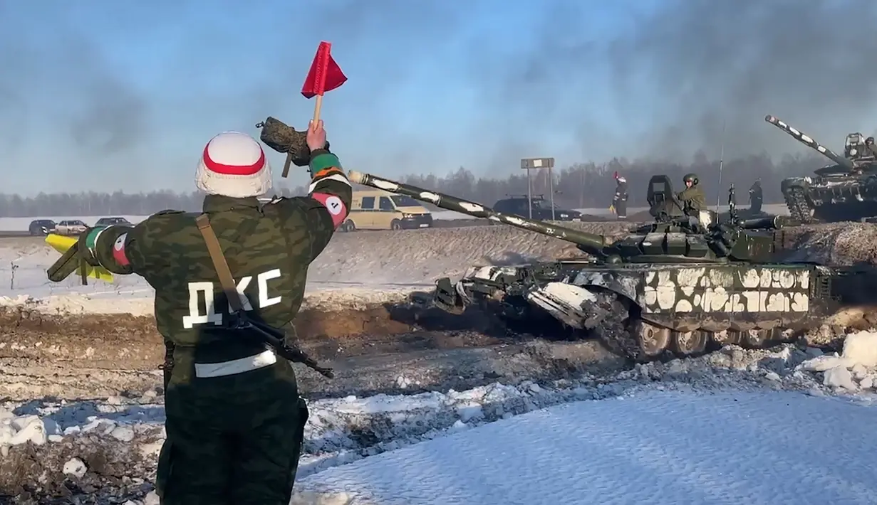 Gambar video menunjukkan tank-tank Rusia berangkat ke Rusia setelah latihan gabungan angkatan bersenjata Rusia dan Belarusia sebagai bagian dari inspeksi Pasukan Respons Negara Serikat, di lapangan tembak dekat Brest (15/2/2022). (Handout/Russian Defence Ministry/AFP)