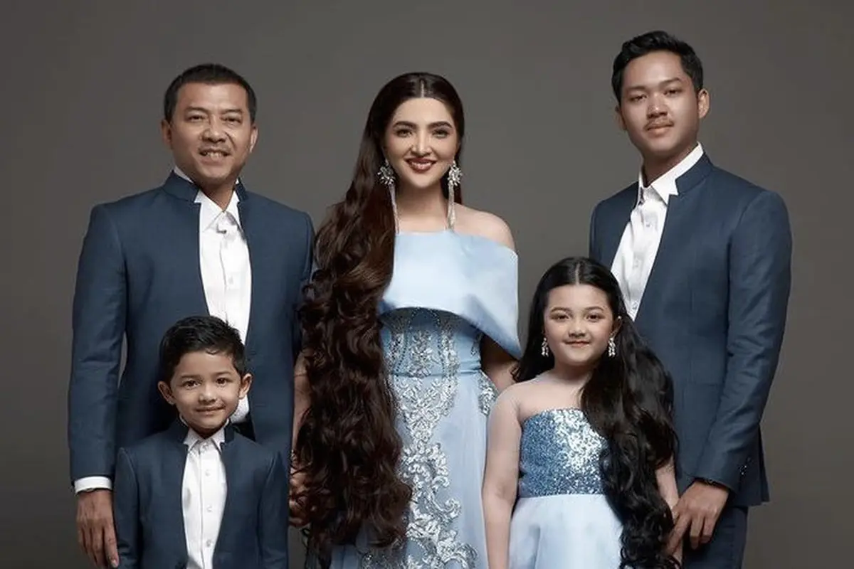 Ashanty dan Arsy Lakukan Pemotretan Layaknya Royal Family, rambut panjangnya jadi sorotan
