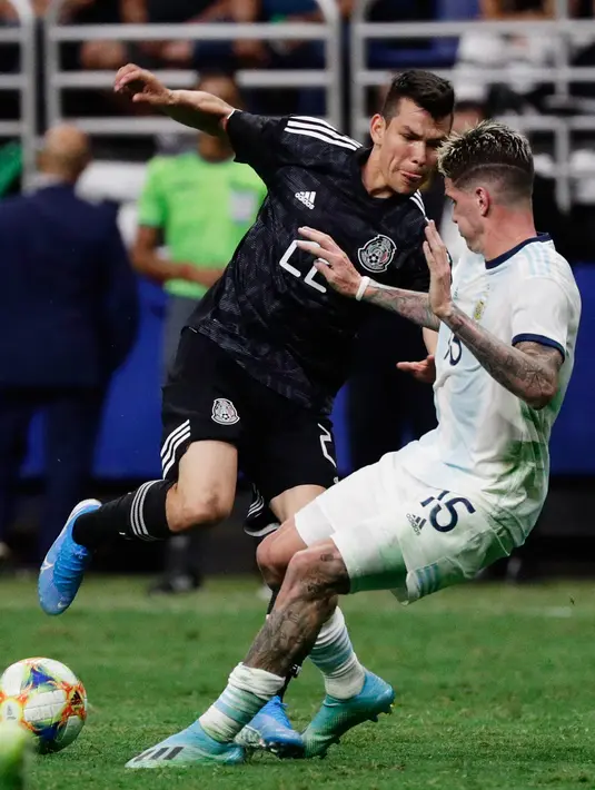 Penyerang Meksiko Hirving Lozano (kiri) mencoba menggiring bola melewati pemain Argentina Rodrigo De Paul dalam laga persahabatan di Alamodome, San Antonio, Texas, Amerika Serikat, Selasa (10/9/2019). Argentina menang 4-0 atas hattrick Lautaro Martinez. (AP Photo/Eric Gay)