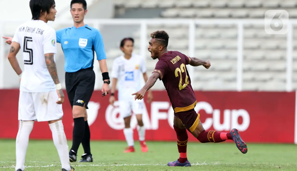 Pemain depan PSM Makassar, Yakob Sayuri (kanan) merayakan gol yang dicetaknya ke gawang Shan United FC pada laga lanjutan Grup H Piala AFC 2020 di Stadion Madya Gelora Bung Karno, Jakarta, Rabu (26/2/2020). PSM Makassar unggul 3-1. (Liputan6.com/Helmi Fithriansyah)