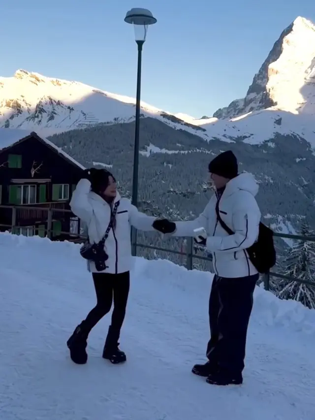 Brisia Jodie Dilamar Jonathan Alden di Hamparan Salju Swiss. [@brisiajodie96]