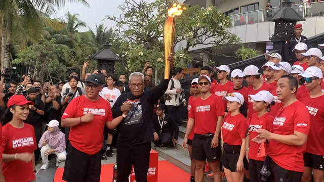 Ketua DPP PDI Perjuangan (PDIP) Bidang Kehormatan Komarudin Watubun saat menyambut kehadiran Sekjen PDI Perjuangan Hasto Kristiyanto