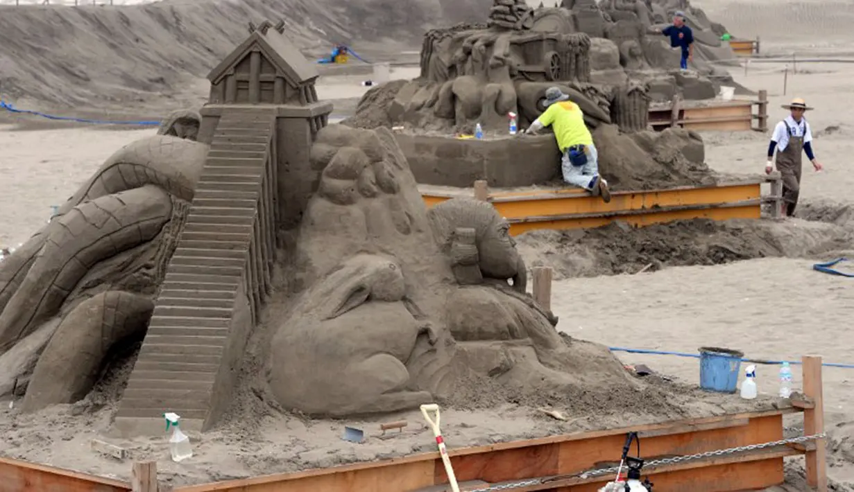 Asahi Sand Sculpture merupakan pameran patung pasir yang berlangsung pantai Yasashigaura, Asahi, Chiba, Jepang pada 15 Juli hingga 7 Agustus 2014. (AFP PHOTO/Toshifumi Kitamura)