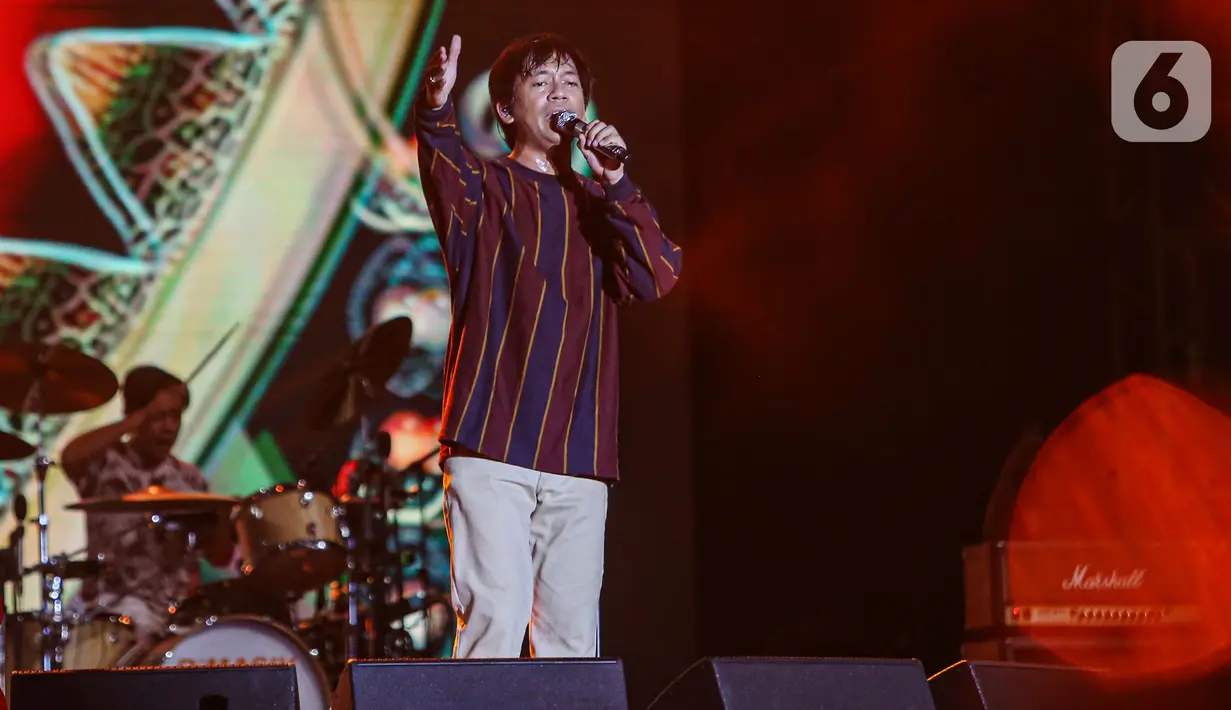 Grup band D'Masiv menghibur penonton Titik Kumpul Festival 2024 di Stadion Madya GBK, Jakarta Pusat, Sabtu (27/4/2024). (Liputan6.com/Angga Yuniar)