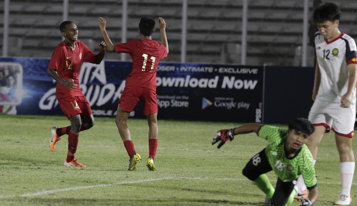 Striker Timnas Indonesia U-16, Ruy Arianto, merayakan gol yang dicetaknya ke gawang Brunei Darussalam pada laga babak Kualifikasi Piala AFC U-16 2020 di Stadion Madya, Jakarta, Jumat (20/9). Indonesia menang 8-0 atas Brunei. (Bola.com/Yoppy Renato)
