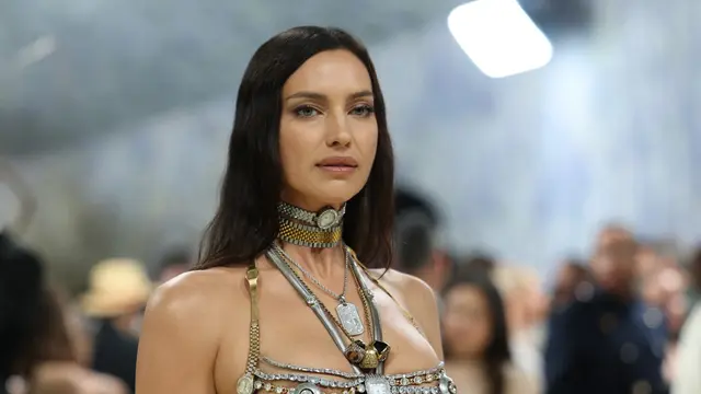 Irina Shayk di Met Gala 2026 pakai bra perhiasaan dan jam tangan. Photo by ANGELA WEISS / AFP