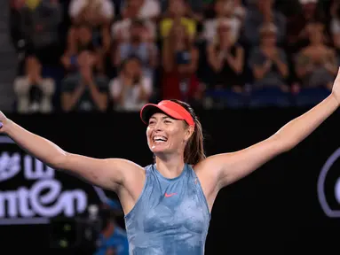 Petenis Rusia, Maria Sharapova berselebrasi usai mengalahkan petenis asal Denmark, Caroline Wozniacki dalam babak ketiga Australia Open di Melbourne Park, Australia (18/1). Sharapova mengalahkan Wozniacki dengan tiga set 6-4 4-6 6-3. (AP Photo/Kin Cheung)