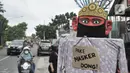 Ondel-ondel mengenakan masker terlihat di depan pintu masuk permukiman RT 12 RW 14, Cipinang Besar Utara, Jakarta, Kamis (16/4/2020). (merdeka.com/Iqbal S. Nugroho)