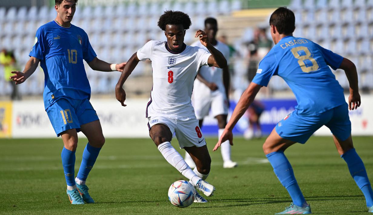Pemain Timnas Inggris, Carney Chukwuemeka (tengah) berusaha melewati pemain Italia, Cesare Casadei (kanan) dan Fabio Miretti pada laga final UEFA European Championship U-19 di National Training Centre Stadium, Senec, Slovakia, 28 Juni 2022. Chukwuemeka menjadi pemain muda The Three Lions termahal saat ini menurut situs Transfermarkt. Pemain Chelsea tersebut memiliki nilai pasar Rp260,72 Miliar. (AFPJoe Klamar)