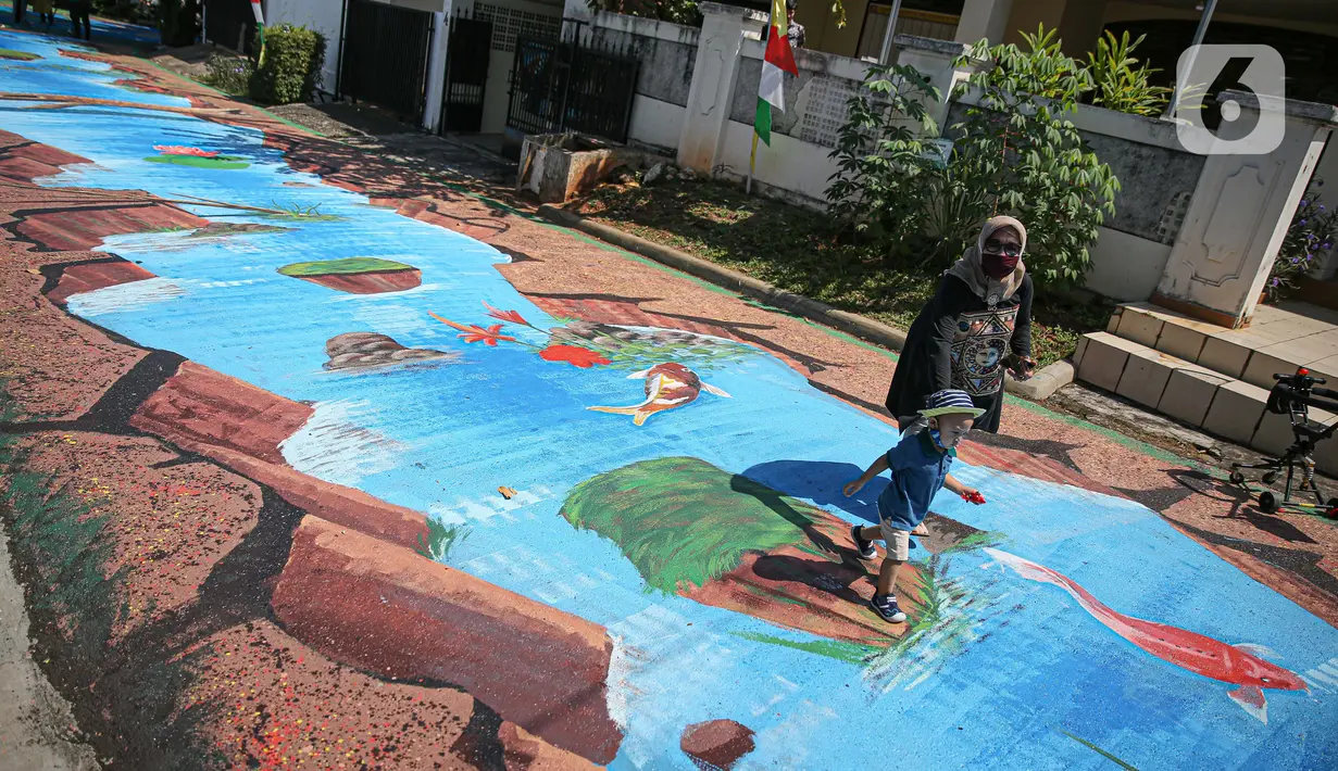 Warga melintas di atas jalan yang telah dilukis mural di Jalan Keuangan, Cilandak, Jakarta, Rabu (26/8/2020). Museum Basoeki Abdullah bekerjasama dengan Perupa Jakarta Raya membuat mural dengan memanfaatkan ruang publik di sepanjang jalan menuju museum Basoeki Abdullah. (Liputan6.com/Faizal Fanani)