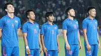 Para pemain starting XI Thailand U-22 berbaris menyanyikan lagu kebangsaan Thailand sebelum dimulainya laga final cabor sepak bola SEA Games 2023 menghadapi Indonesia di National Olympic Stadium, Phnom Penh, Kamboja, Selasa (16/5/2023). (Bola.com/Abdul Aziz)