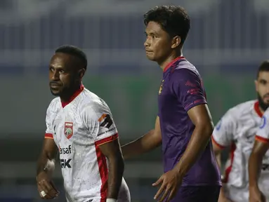 Debut Boaz Salossa bersama Borneo FC berujung kekalahan 0-1 dari Persik Kediri dalam laga pekan kedua BRI Liga 1 2021/2022 di Stadion Pakansari, Bogor, Jumat (10/9/2021). Boaz sendiri baru dimasukkan pada menit ke-75 menggantikan Guy Junior. (Foto: Bola.com/Ikhwan Yanuar)