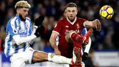 Pemain Liverpool, Jordan Henderson berebut bola dengan pemain Huddersfield Town, Philip Billing pada pertandingan pekan ke-25 Premier League di John Smith's Stadium, Selasa (30/1). Liverpool menang telak tiga gol tanpa balas. (Martin Rickett/PA via AP)