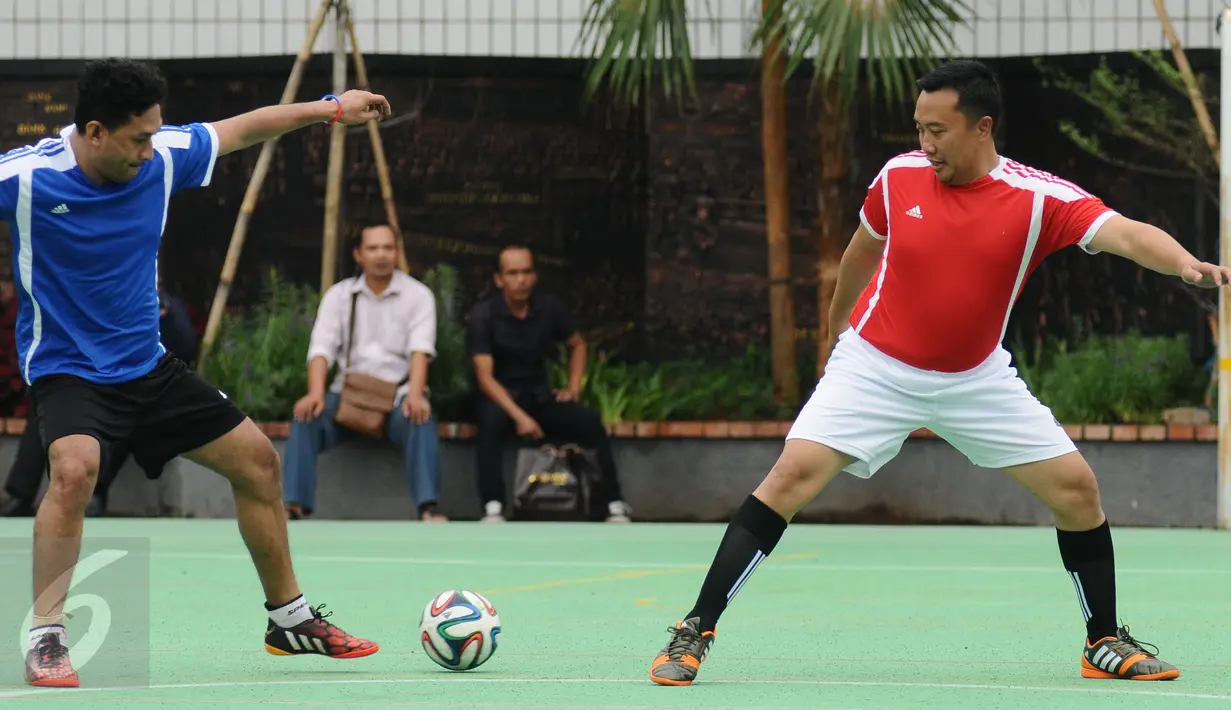 Menpora Imam Nahrawi (kanan) berebut bola dengan salah satu pewarta saat bermain futsal di Lapangan Kemenpora, Jakarta, Jumat (10/2). Laga futsal ini untuk memeriahkan Hari Pers Nasional 2017 di lingkungan Kemenpora. (Liputan6.com/Helmi Fithriansyah)