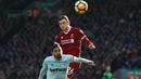 Duel pemain Liverpool, Andrew Robertson (kanan) dengan pemain West Ham pada laga Premier League pekan ke-28 di Anfield Stadium, Liverpool, (24/2/2018). Liverpool menang 4-1. (AFP/Oli Scarff)