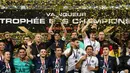 Para pemain PSG merayakan gelar juara Piala Super Prancis usai mengalahkan Rennes di Stadion Shenzhen, China, Sabtu (3/8). PSG menang 2-1 atas Rennes. (AFP/Franck Fife)
