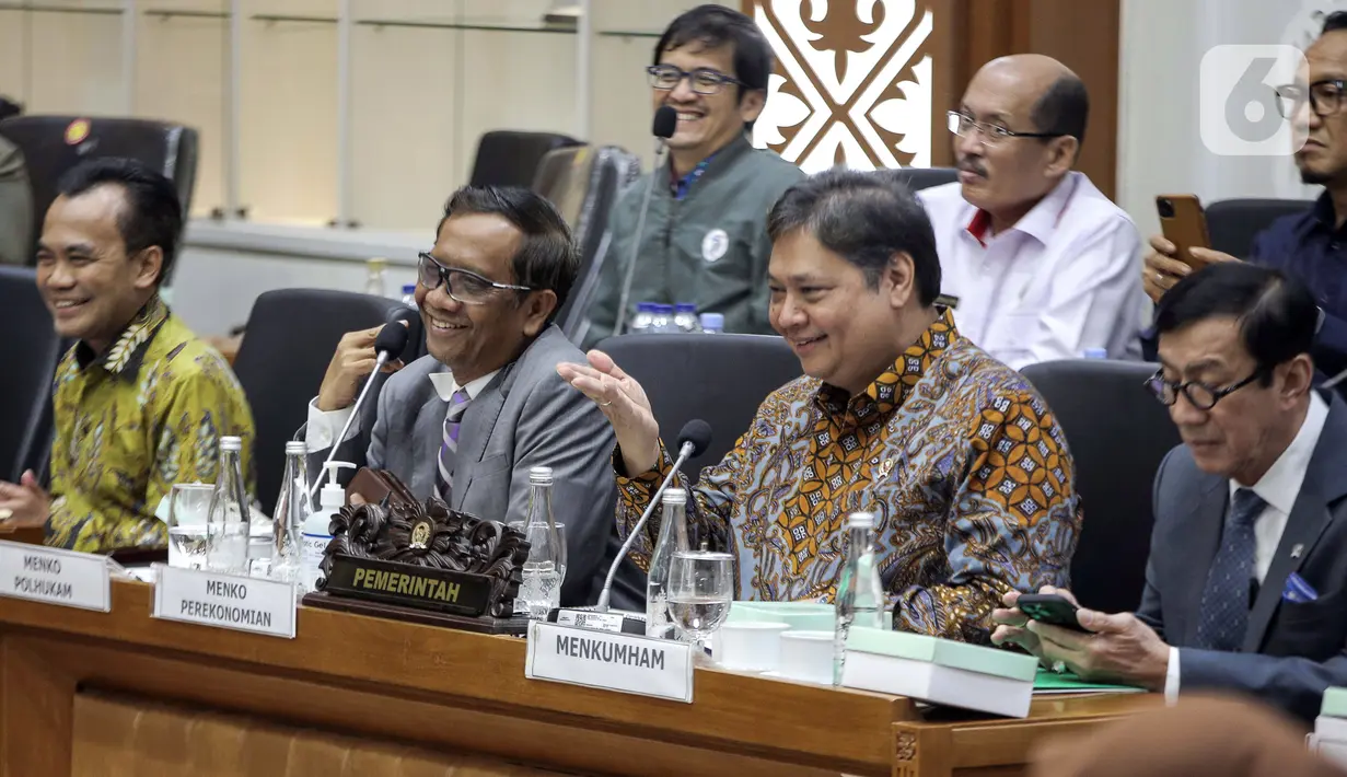 <p>Menko Perekonomian Airlangga Hartarto (kedua kanan) bersama Menko Polhukam Mahfud MD (kedua kiri), dan Menkumham Yasonna Laoly (kanan) saat rapat dengan Baleg DPR membahas Peraturan Pemerintah Pengganti Undang-Undang (Perppu) Cipta Kerja di Kompleks Parlemen, Senayan, Jakarta, Rabu (15/2/2023). Baleg DPR menyetujui untuk membawa Perppu Cipta Keria ke Paripurna dan disahkan menjadi Undang-Undang (UU). (Liputan6.com/Faizal Fanani)</p>